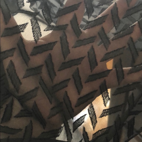 Black Slight High-low hem with Flowy Bell Sleeves - Picture 5 of 5